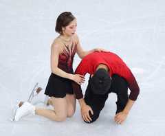 ショートプログラムを終え、三浦璃来（左）に声をかけられる木原龍一（カメラ・宮崎　亮太）