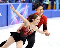 団体のペアショートプログラムで演技する三浦璃来、木原龍一組（カメラ・宮崎　亮太）