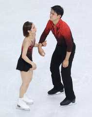 ショートプログラムの演技を終え肩を落とす木原龍一（左は三浦璃来＝カメラ・宮崎　亮太）