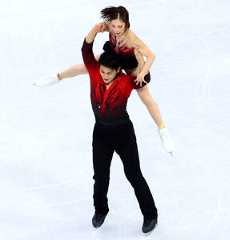 ショートプログラムのリフトでバランスを崩す三浦璃来、木原龍一組（カメラ・宮崎　亮太）