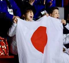 三浦璃来、木原龍一組に声援を送る坂本花織（カメラ・宮崎　亮太）