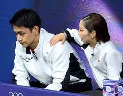 ショートプログラムの演技を終え、キスアンドクライで三浦璃来（右）に励まされる木原龍一（カメラ・宮崎　亮太）