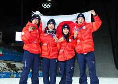 ノルディックスキー・ジャンプ混合団体で銅メダルにを獲得した（左から）二階堂蓮、丸山希、高梨沙羅、小林陵侑