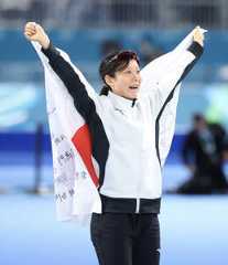 銅メダルを獲得し笑顔で声援に応える高木美帆（カメラ・宮崎　亮太）