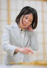 厳しい表情の福間香奈女流名人