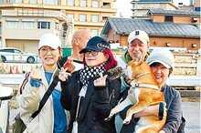 大黒摩季さん和倉温泉訪問　「音楽で応援続ける」　復旧中の護岸見学、住民と記念撮影