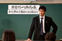 阿部寛が、東大受験に挑む生徒たちを指導する型破りな弁護士を演じる