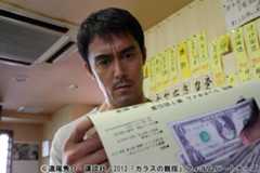 <strong>阿部寛</strong>と<strong>村上ショージ</strong>演じる凸凹詐欺師コンビが軽妙！<strong>石原さとみ</strong>ら共演「カラスの親指」