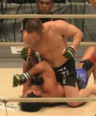 “小池栄子の旦那”顔面血だるま玉砕で引退表明　妻は涙