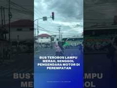 BUS TEROBOS LAMPU MERAH, SENGGOL PENGENDARA MOTOR DI PEREMPATAN