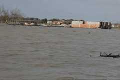 الفيضانات تحول قرية إلى خلاء