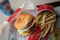 Wendy's vende hamburguesas con queso a un dólar para celebrar el día después de San Valentín