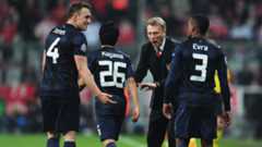 David Moyes speaks to some Manchester United players during the defeat by Bayern Munich