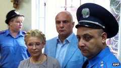 Oleksander Tymoshenko (second from right) with his wife Yulia in court in Kiev, 11 August 2011