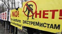 Supporters of Ukrainian President Viktor Yanukovych hold placards during a protest outside the Parliament in Kiev, 28 January 2014