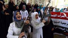 Shia women holds up her weapon in Najaf (18 June 2014)