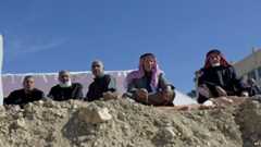 Relatives of Jordanian pilot Moaz al-Kasasbeh attend a mourning ceremony in the village of Ai, near Karak (04 February 2015)