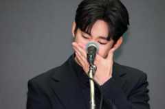 [포토] 눈물 닦는 김수현