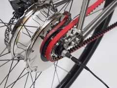 AC電源からの充電の様子 バッテリーを取り外すことはできません 充電がほぼ不要な電動アシスト自転車「NUA ELECTRICA」