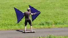 風の力で通勤！最高速度40キロ超え！折り畳み式セーリングデバイス「SailStick」