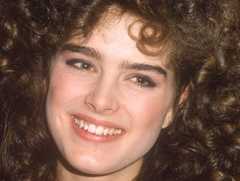 Zamanın rüzgarı zalim esti...  Güzelliğinin sadece gölgesi kaldı