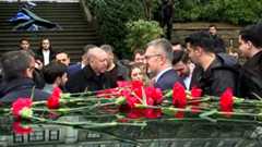 Cumhurbaşkanı Erdoğan, Boğaziçi Üniversitesi öğrencileri tarafından karanfillerle karşılandı