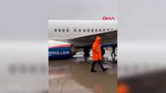 Kalkışa hazırlanan uçağın iniş takımları kırıldı