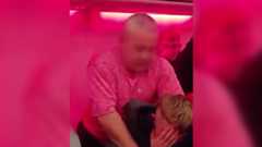 Antalya'dan kalkan uçaktaki yolcuların kavgası kamerada