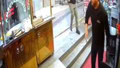 İstanbul - Küçükçekmecede kontrollü yıkılan bina, yanındaki apartmana devrildi; çevredekiler panikle kaçtı / Geniş haber