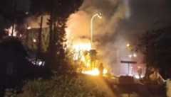 İstanbul - Üsküdarda 2 katlı metruk bina alev alev yandı