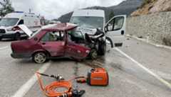 Minibüsle çarpışan otomobilin sürücüsü ve eşi öldü