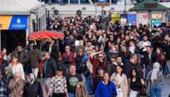 İstanbulda hava sıcaklığı 23 derece… Kış günü denize girdiler