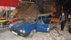 İstanbulu fırtına vurdu Binaların çatısı uçtu, denizde dev dalgalar oluştu