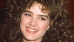 Zamanın rüzgarı çok zalim esti... Efsane güzelliğinin kendisi uçup gitti, sadece gölgesi kaldı Zamanın rüzgarı çok zalim esti... Efsane güzelliğinin kendisi uçup gitti, sadece gölgesi kaldı