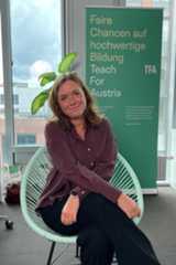 Die Mitarbeiterin von Teach For Austria an ihrem Arbeitsplatz