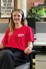 Carolin Dyx im Büro der Caritas am Kältetelefon.