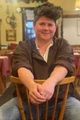 Die Kulturmanagerin Lisa Reimitz sitzt im Gastraum im Gasthaus "Birner"