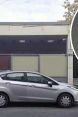 Auto vor Tankstelle mit Videokamera-Überwachung.