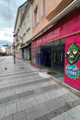 Ein Geschäftslokal mit rosaroter Fassade