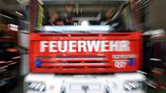 Ein rotes Feuerwehrauto mit der Aufschrift „FEUERWEHR“.