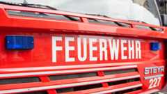 Detailansicht der roten Karosserie eines Steyr-Feuerwehrautos.