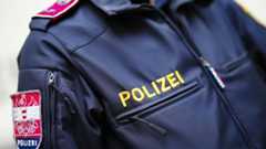 Eine Polizeiuniform mit gelbem Schriftzug „POLIZEI“.