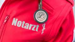 Rettungsdienstjacke mit der Aufschrift „Notarzt“ und einem Stethoskop.