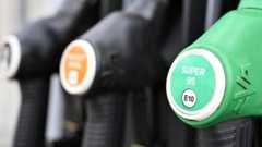 Genol Zapfsäulen für Super 95 und Diesel an einer Tankstelle.