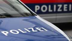 Polizeischriftzug auf zwei vorfahrenden Polizeiautos.
