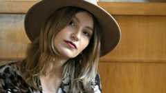 Die Kabarettistin Malarina während eines Interviews.