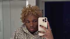 Sänger D4VD vor einem Spiegel.