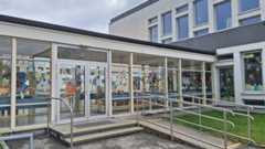 Der Eingang der Praxisvolksschule in Krems.