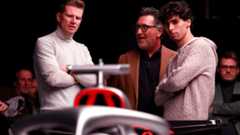 Die Audi-Fahrer Nico Hülkenberg und Gabriel Bortoleto stehen hinter dem neuen Audi