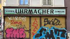 Runtergezogener Rollladen eines ehemaligen Uhrmacher